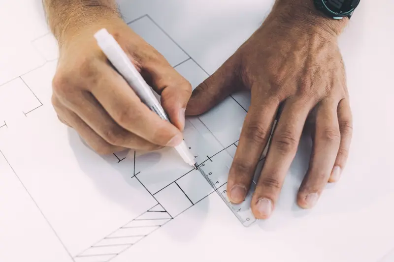 Architekt rysuje rzut domu